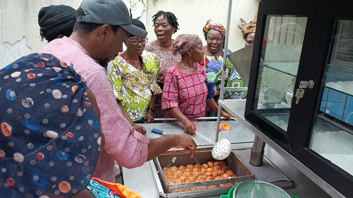 Women cowpea fritter makers in Cotonou, Benin, have high hopes for the cowpea truck © Y, Emeri